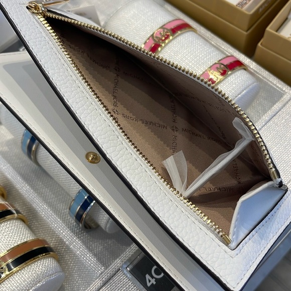 Michael Kors Reed Lg Bifold Pebbled Leather Snap Wallet Card Case
Optic White - Picture 4 of 16